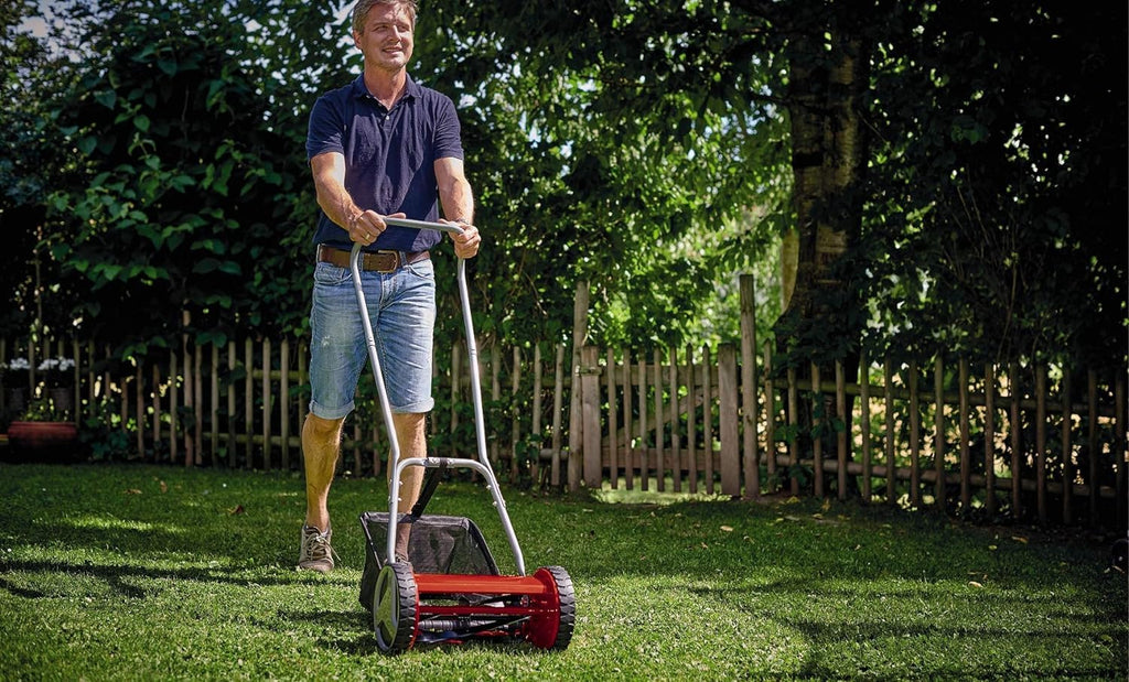 Einhell Hand-Rasenmäher GC-HM 300 (für bis zu 150 m², 30 cm Schnittbreite, kugelgelagerte Mähspindel mit 5 hochwertigen Stahlmessern, 4-stufige Schnitthöheneinstellung 13-37 mm, 16 l-Fangkorb)